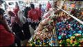 إقبال المواطنين على شراء الحلوى والشيكولاتة في البحيرة 