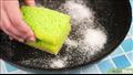 لتنظيف اسفنجة الأطباق ضعها في وعاء من الملح