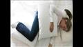 وضع وسادة بين ساقيك أثناء النوم