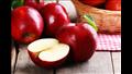 التفاح الأحمر يعزز نمو البكتيريا الصحية