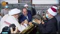 الرئيس السيسى يتفقد حجرة مقتنيات الرسول داخل مسجد 