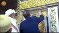 الرئيس السيسى يتفقد حجرة مقتنيات الرسول داخل مسجد الحسين
