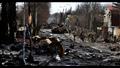 جنود أوكرانيون يتفقدون آثار القصف الروسي في شوارع 