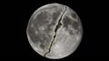 البحوث الفلكية تحسم الجدل بشأن انشقاق القمر مؤخراً