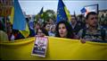 متظاهرون يحملون العلم الأوكراني للاحتجاج على الغزو