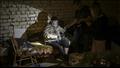رجل وابنه في قبو منزلهما في ليسيتشانسك بشرق أوكران