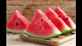 ، يساعد البطيخ في إزالة السموم عن طريق طرد الجذور الحرة الموجودة في الجسم، وبالتالي يمنع تلف الخلايا