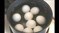  ماذا يحدث لجسمك عند سلق البيض أكثر من 12 دقيقة 