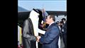 لحظة استقبال الرئيس السيسي أمير قطر في مطار القاهرة