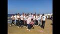 طلاب يحتفلون بتخرجهم على شاطئ بورسعيد