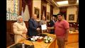محافظ القاهرة يسلم 24 عقد حق انتفاع لحرفيي قرية الفواخير 