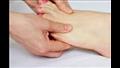 يصاب بعض المرضى بحكة في الجلد في أيديهم وأقدامهم