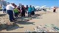 40 متطوع يشاركون في تنظيف شاطئ سيد درويش بالإسكندرية من المخلفات (3)
