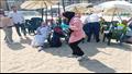 40 متطوع يشاركون في تنظيف شاطئ سيد درويش بالإسكندرية من المخلفات (7)