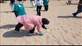 40 متطوع يشاركون في تنظيف شاطئ سيد درويش بالإسكندرية من المخلفات (8)