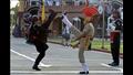 جنديان هندي (يمين) وباكستاني يؤديان مراسم حدودية ف