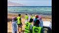 مستقبل وطن يشارك في إزالة البقع الزيتية بشواطئ مدينة دهب