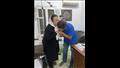 مدير مستشفى يقبل يد معلمته في الطفولة