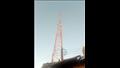 شاب يتسلق برج اتصالات بارتفاع 77 مترًا مهددًا بالا
