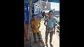 أطفال يجمعون القمامة على شواطئ الإسكندرية 