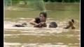  طالبة تخاطر بحياتها وتسبح في "الفيضان" من أجل حضور الامتحان
