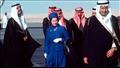 الملكة إليزابيث أثناء زيارة رسمية إلى المملكة العربية السعودية حيث غطت رأسها بقماشة زرقاء من نفس لون ملابسها، وقيل أن لونها المفضل كان الأزرق.