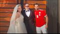 سيلفي محمد صلاح مع العروسين في الفندق