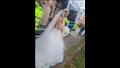 عروس تصل إلى حفل زفافها في سيارة شرطة