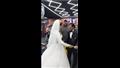 بفستان زفافها.. عروس تحمل زوجها بيد واحدة في صالة جيم (فيديو وصور)