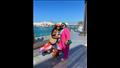 إيمي سمير غانم مع صديقاتها على شاطئ البحر (1)