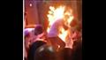 رجل يشعل النار في نفسه بالخطأ أثناء أداء حركات بهلوانية