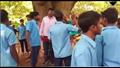 طلاب يربطون مُعلهم في شجرة ويضربوه.. ورد فعل صادم من إدارة المدرسة (فيديو)