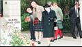 بعد حضور قداس خاص في كنيسة كراثي، توقفت الملكة والعائلة المالكة لإلقاء نظرة على الأزهار المتبقية لوداع للأميرة ديانا، عند بوابات قلعة بالمورال، في سبتمبرأيلول 1997