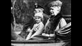 الأميرة إليزابيث مع جديها الملك جورج الخامس والملكة ماري في طريق العودة إلى بالمورال بعد حضور قداس في الكنيسة في كراثي القريبة في سبتمبرأيلول 1932