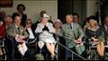 الملكة وأفراد العائلة المالكة يضحكون وهم يشاهدون لعبة شد الحبل خلال تجمع برايمار للألعاب الأسكتلندية في عام 2006                                                                                        