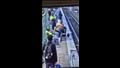 امرأة تدفع طفلة أمام القطار في أمريكا