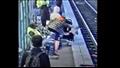 "فجأة دون سبب".. امرأة تدفع طفلة أمام القطار في أمريكا 