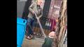 صاحب معرض يرش امرأة مشردة بالمياه في عز البرد: "سدت المدخل" (فيديو)