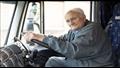 عمره 90 عاما.. سائق شاحنة يعمل 12 ساعة يوميا لهذا 