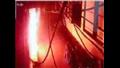 لسبب غير معروف.. رجال يشعلون النار في منزل عائلة بالهند (فيديو)