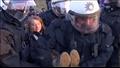 الشرطة الألمانية تحمل الناشطة غريتا ثونبرغ أثناء ا
