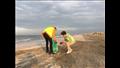 طاقم أكبر مكتبة عائمة في العالم ينظفون شاطئ بورسعيد  