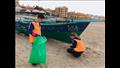طاقم أكبر مكتبة عائمة في العالم ينظفون شاطئ بورسعيد  
