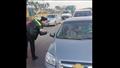 توزع الورد والشيكولاتة على قائدي السيارات بمناسبة عيد الشرطة (4)