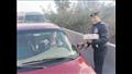 توزع الورد والشيكولاتة على قائدي السيارات بمناسبة عيد الشرطة (6)