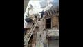 خطورة داهمة.. إزالة أجزاء متهالكة من عقار في حي الجمرك بالإسكندرية - صور