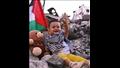 طفل على الأنقاض في غزة