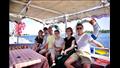 مجموعة سياح في طريقهم للجزيرة بمركب عبر نهر النيل