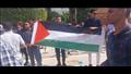 طلاب جامعة أسيوط يرفعون علم فلسطين