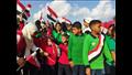 أطفال يرفعون أعلام مصر